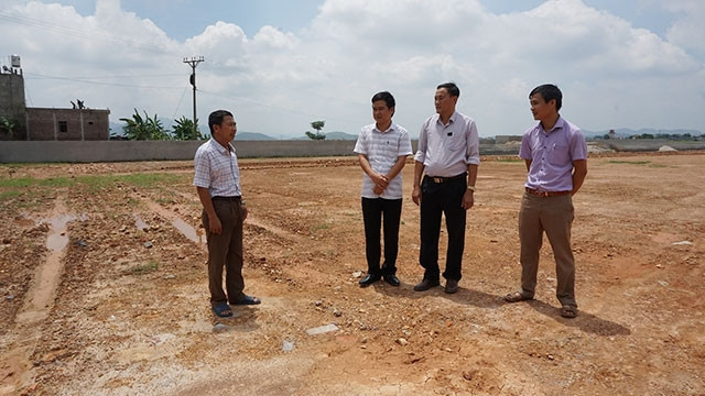 Ông Tạ Văn Sức (ngoài cùng bên trái) tâm sự trên phần đất hiến làm sân thể thao.