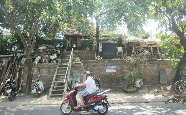 Những ngôi nhà tạm bợ ở Thượng Thành - Eo Bầu (TP Huế, Thừa Thiên - Huế) phải dùng cầu thang làm lối vào.