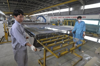 Sản xuất kính tại Công ty cổ phần kính Đáp Cầu.
Ảnh ĐĂNG HỒNG