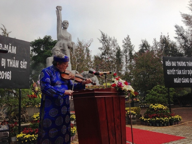 Người cựu binh Mỹ kéo vĩ cầm để tưởng niệm nạn nhân vụ thảm sát Sơn Mỹ.
