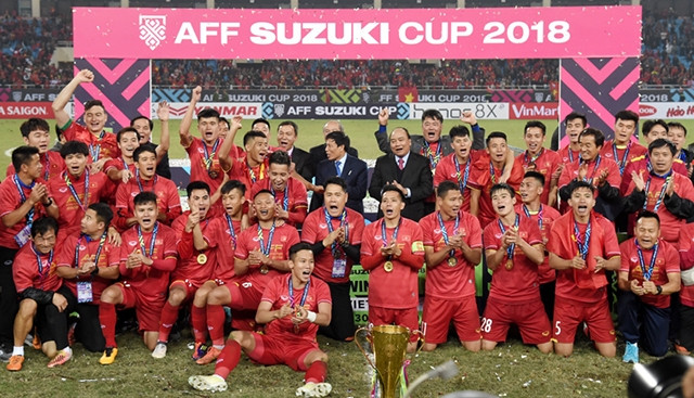 Thủ tướng Nguyễn Xuân Phúc chung vui cùng các thành viên đội tuyển Việt Nam sau khi đoạt chức vô địch AFF Cup 2018.