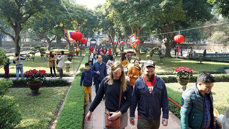 Du khách tham quan Văn Miếu - Quốc Tử Giám, Hà Nội. Ảnh: QUANG ANH