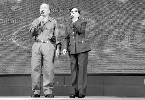 Dù cuộc sống còn muôn vàn khó khăn nhưng những người khuyết tật vẫn luôn cất cao tiếng hát lạc quan, yêu đời.