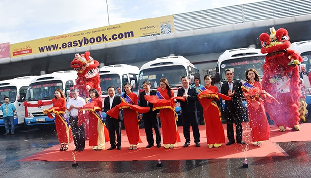 Các đại biểu cắt băng khai trương tuyến xe buýt liền kề Đà Nẵng-Huế.