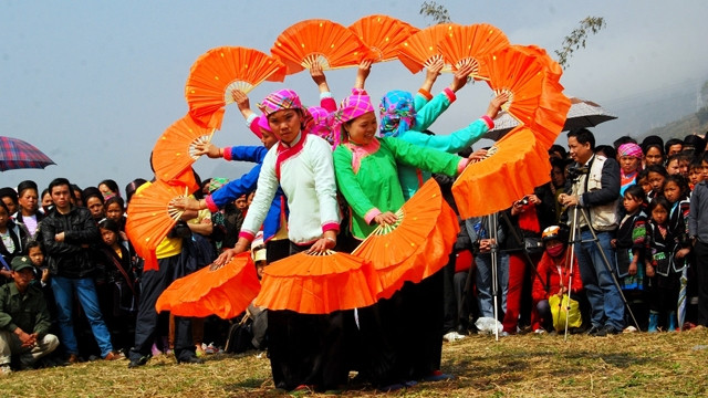 Múa xòe quạt của dân tộc Giáy ở xã Tả Van (Sa Pa).