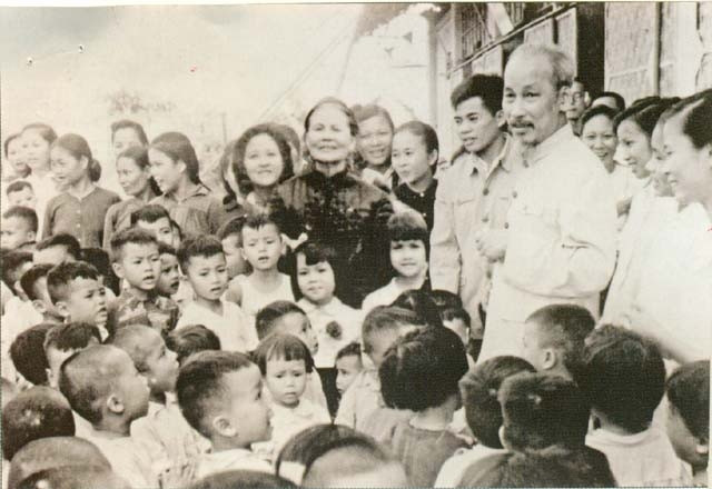 Bác Hồ đến thăm các cháu nhỏ tại Trại nhi đồng miền nam.
