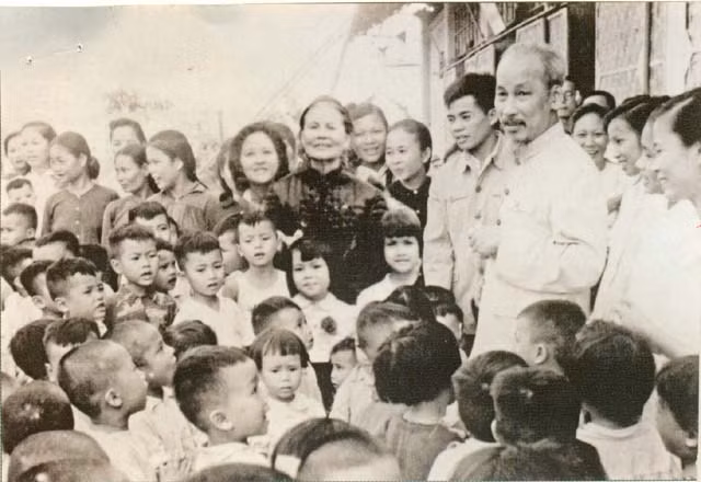 Bác Hồ đến thăm các cháu nhỏ tại Trại nhi đồng miền nam.