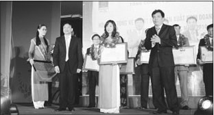 Lãnh đạo tổng công ty Pvoil trao thưởng cho
các tập thể, cá nhân hoàn thành xuất sắc nhiệm vụ năm 2009.