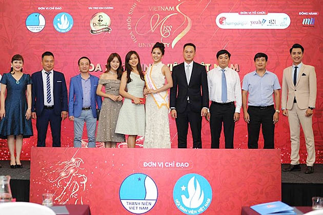 Các thành viên Ban Tổ chức chụp ảnh lưu niệm tại buổi họp báo.