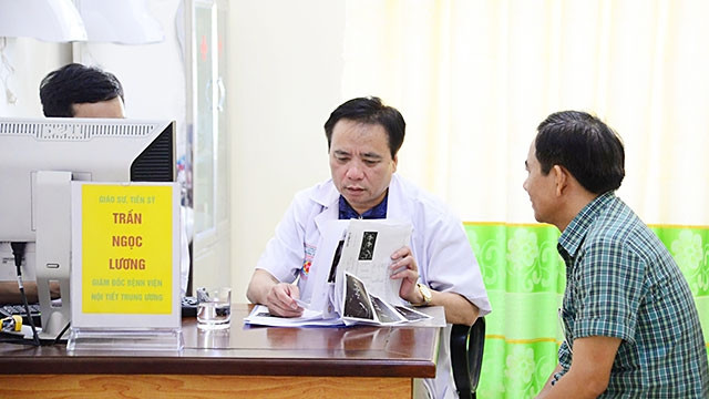 Tận tâm tư vấn cho người bệnh.