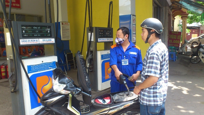 Theo quy định, các cột bơm xăng dầu phải lắp đặt thiết bị in chứng từ, từ ngày 1-7-2018.