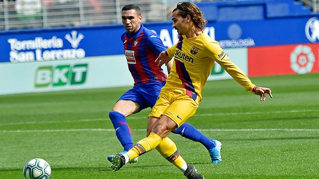 Antoine Griezmann (áo vàng) góp công lớn trong cả ba bàn của Barca vào lưới Eibar.