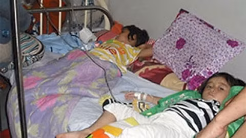 Sáng ngày 26-12, một số bé vẫn còn phải nằm viện để theo dõi.