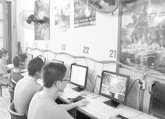 Game online hấp dẫn đông đảo giới trẻ tham gia nhưng cũng có nhiều tác hại nếu không biết cách kiểm soát. Ảnh: ĐỨC ANH