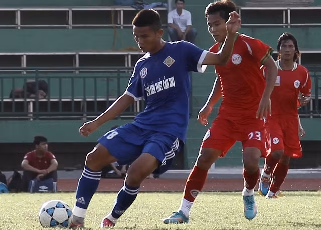 Tiền vệ Lê Văn Thắng (áo xanh) có chất lượng chuyên môn tốt mới về đầu quân cho Cần Thơ.