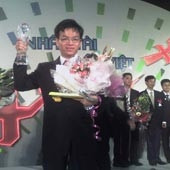 Em Phạm Hữu Ngôn, trưởng nhóm BK02, nhận giải thưởng cuộc thi Nhân tài Đất Việt 2005.