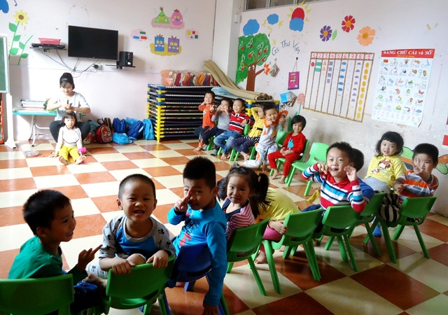 Nhu cầu gửi trẻ an toàn là ước mơ của nhiều công nhân. Ảnh: Văn Bình