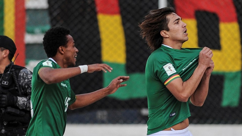 Tiền đạo Marcelo Martins (bên phải) và đồng đội ăn mừng chiến thắng trước Paraguay. (ảnh: Gettyimages).