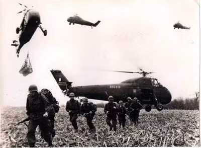 Hình ảnh "trực thăng vận". Ảnh: Tư liệu.