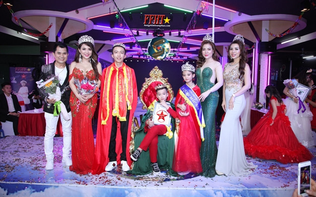 Ban giám khảo và thí sinh.