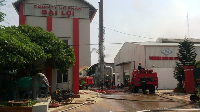 Lực lượng cứu hỏa đang tiếp tục dập tắt hoàn toàn đám cháy.