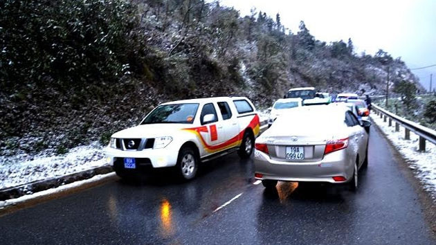 Xe ô-tô xếp hàng dài trên quốc lộ 4D, do tắc đường vì băng tuyết.