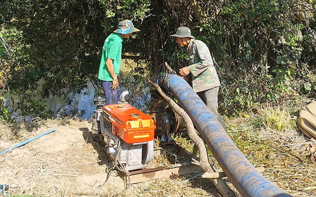 Người dân tăng cường thêm trạm bơm chống hạn tại huyện Đức Trọng (Lâm Đồng).