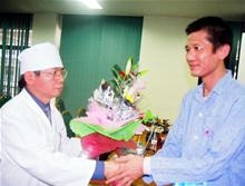 GS.TS Trần Quỵ tặng hoa
bệnh nhân Điệp trong ngày xuất viện.