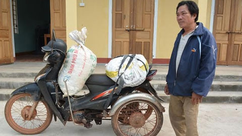 Đối tượng vận chuyển thuốc nổ cùng tang vật.