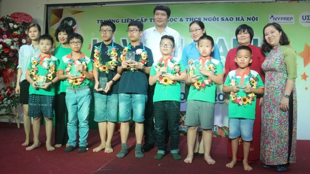 Những gương mặt xuất sắc được trao chiếc cúp vô địch.