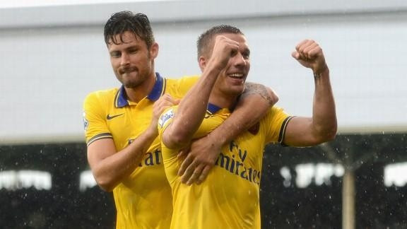 Bộ đôi cầu thủ lập công cho Arsenal - Podoski (phải) và Giroud.