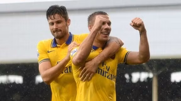 Bộ đôi cầu thủ lập công cho Arsenal - Podoski (phải) và Giroud.