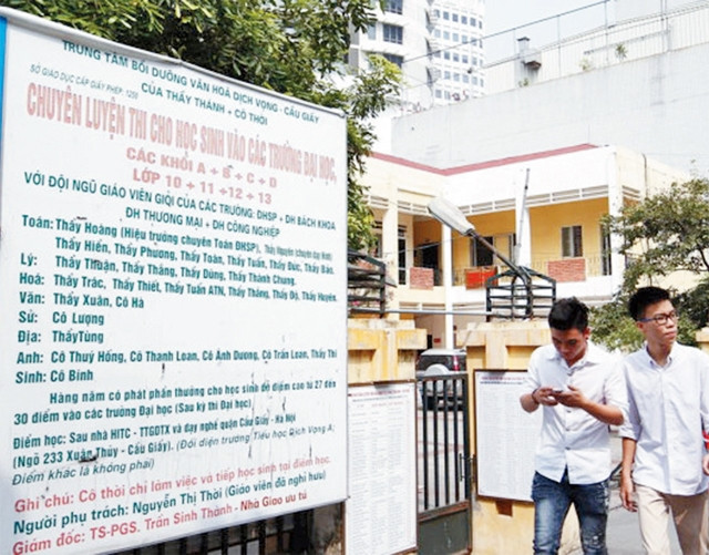 Một trung tâm ôn luyện thi đại học trên đường Xuân Thủy (quận Cầu Giấy). Ảnh: NAM TRẦN
