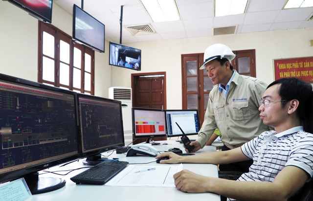 Cán bộ, kỹ sư Công ty Xi-măng Vicem Hải Phòng kiểm soát hoạt động của hệ thống lò nung xi-măng.