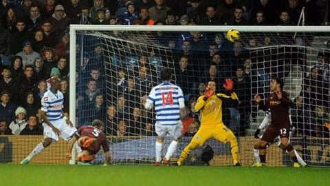 Thủ môn J. Cesar (áo vàng) khiến Man City thất vọng.