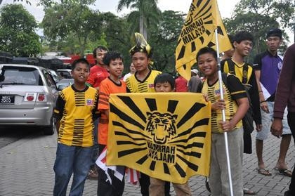 Các cổ động viên "nhí" cổ động cho đội tuyển Ma-lai-xi-a.