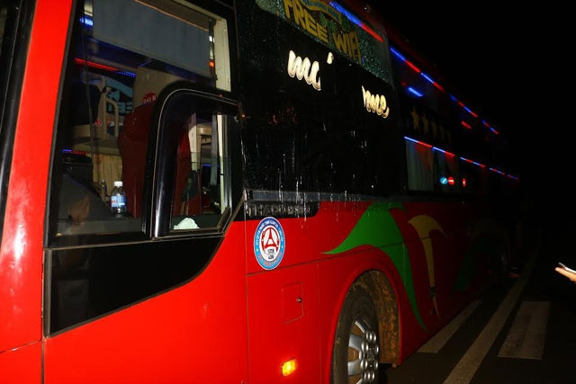 Xe khách mang BKS 47B-012.10 bị các đối tượng ném đá gây vỡ kính, hư hỏng nặng.