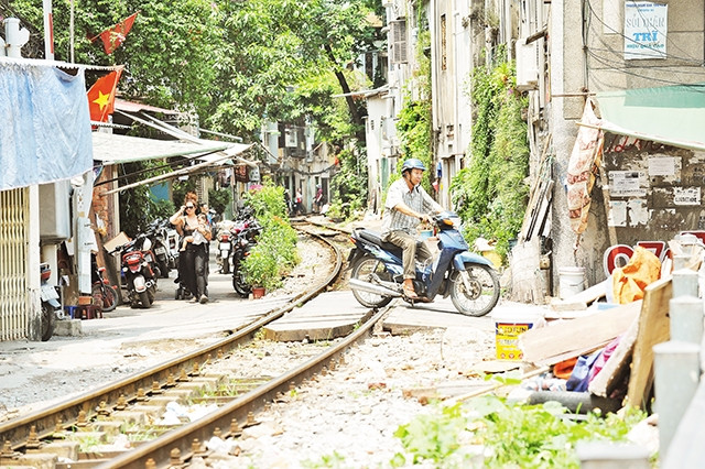 Đường ngang không có rào chắn lẫn cảnh báo nguy hiểm. Ảnh | Đức Anh