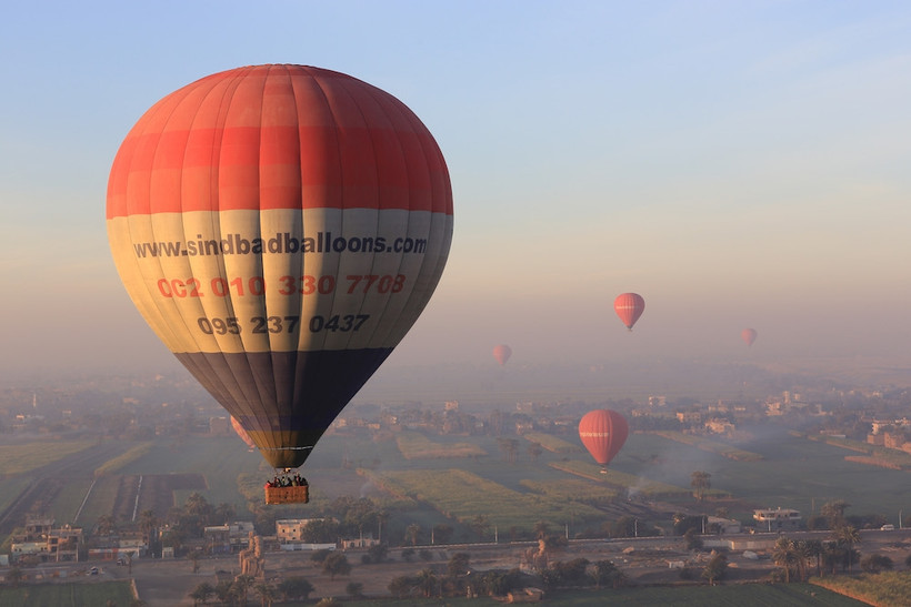 Giá cho một chuyến hành trình trải nghiệm bằng khinh khí cầu khoảng 2.000$, kéo dài 45 phút đến 1 giờ đồng hồ. Tùy theo số lượng chỗ trên khinh khí cầu mà giá tour cho mỗi hành khách là khác nhau (chấ