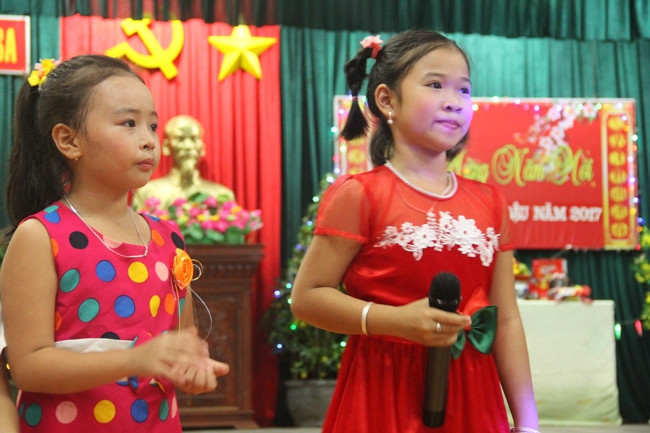 Hai em nhỏ sinh sống ở đảo tham gia giao lưu văn nghệ cùng các cán bộ, chiến sĩ đảo Trường Sa.