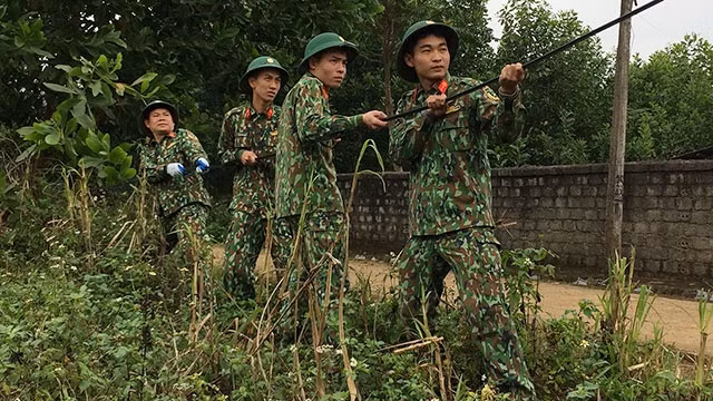 Những người lính Thông tin QC4 thực hiện nhiệm vụ kéo cáp.