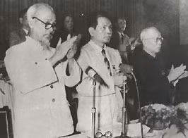 Chủ tịch Hồ Chí Minh, Phó Chủ tịch Tôn
Đức Thắng và Giáo sư Nguyễn Xiển trên
Đoàn Chủ tịch một kỳ họp Quốc hội.