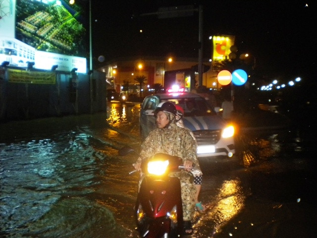Nước ngập đường vào Khu đô thị Vĩnh Điềm Trung, TP Nha Trang.