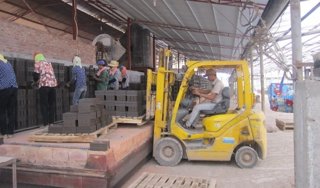 Nhà máy sản xuất gạch ở huyện Khoái Châu, tỉnh Hưng Yên.