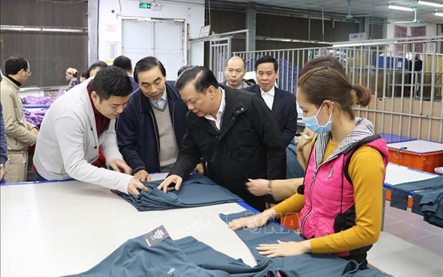 Bộ trưởng Tài chính Đinh Tiến Dũng thăm công nhân lao động khu công nghiệp Gián Khẩu, huyện Gia Viễn, tỉnh Ninh Bình. Ảnh: Ninh Đức Phương/TTXVN