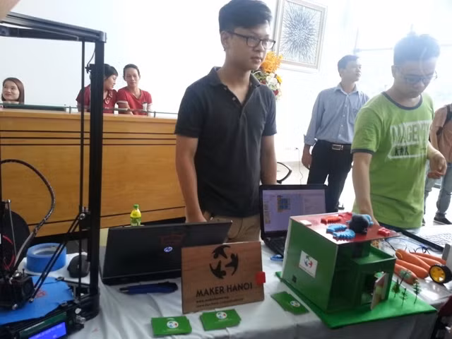 Một công ty khởi nghiệp trưng bày sản phẩm tại Khu công nghệ cao Hòa Lạc.