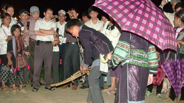 Khách du lịch thích thú với "đêm chợ tình Sa Pa". Ảnh: NGỌC TRINH