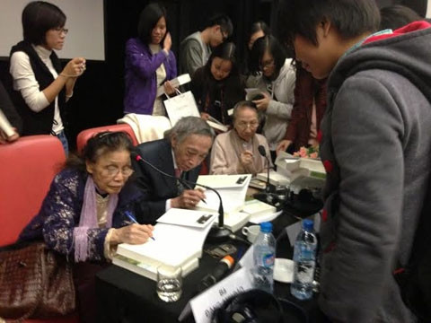 Các dịch giả ký tặng sách.