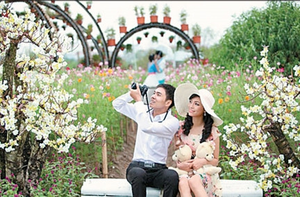 Ngày càng nhiều bạn trẻ lựa chọn hình thức chụp ảnh ngoài trời, hòa mình vào thiên nhiên.