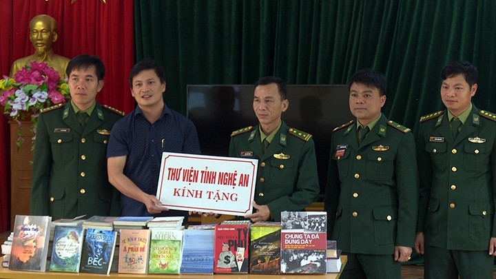 Thư viện tỉnh Nghệ An trao sách tặng Ðồn Biên phòng Tam Hợp.